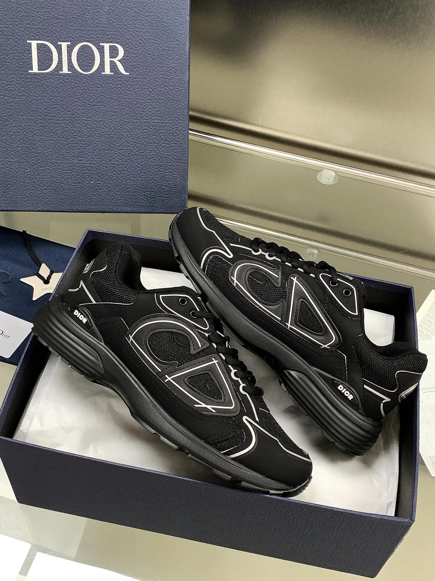 👟👟Ex-factory price 660👟👟 Newly upgraded Dior B30 series dad sneakers. New B30 sneakers. Dad Shoes style shoes that follow the trend of the retro market. The Dior logo on the tongue also indicates that this pair of shoes is the B30 model! B30 uses fine-textured leather and mesh cloth materials to form a shoe body. There are conspicuous letters CD on both sides of the shoe body to indicate identity. Many lines on the shoe body outline details to make the shoes look less monotonous and full of retro flavor. The delivery counter is exquisitely packaged🛍📦 ▪️Fabric: Original customized technical fabric + mesh ▪️Inner lining: Customized breathable lining ▪️Outsole: IP+TPU outsole ▪️Sole thickness: 3.5CM ▪️Size: Women’s size 35-40 / Men’s size 39-45